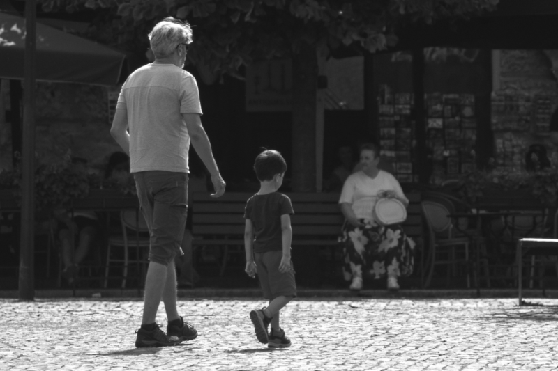 Nagyszüleink bölcsessége

Nagyszüleink mindig is felkészítettek minket az élet kihívásaira. Szavaikban ott rejlik a tapasztalat és a szeretet, amely generációkon átívelve formálta a mi világunkat. Intéseik nem csupán tanácsok, hanem életre szóló iránytűk,
